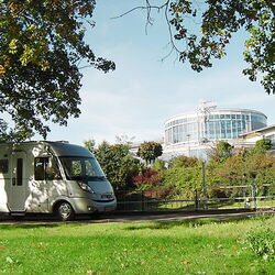Blick vom Caravan-Stellplatz in Richtung Hauptgebäude Wellenspiel