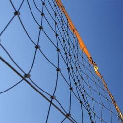 Volleyball-Netz auf dem Beach-Volleyball-Platz