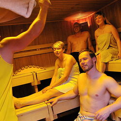 Vier Personen in der Mitternachtssauna