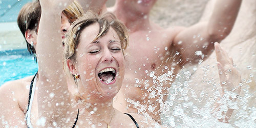 Eine Gruppe junger Leute hat viel Spaß im Wasser