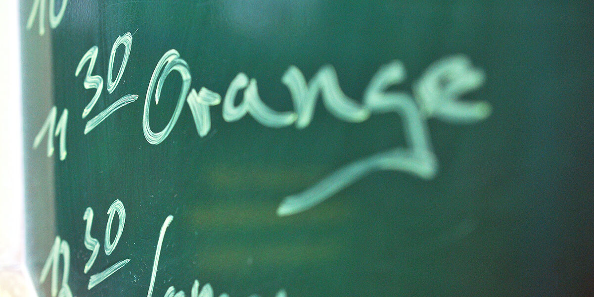 Sauna - Slider - Imagebild "Tafel, mit Kreide geschriebene Wörte: Aufguss Orange um 11 Uhr 30